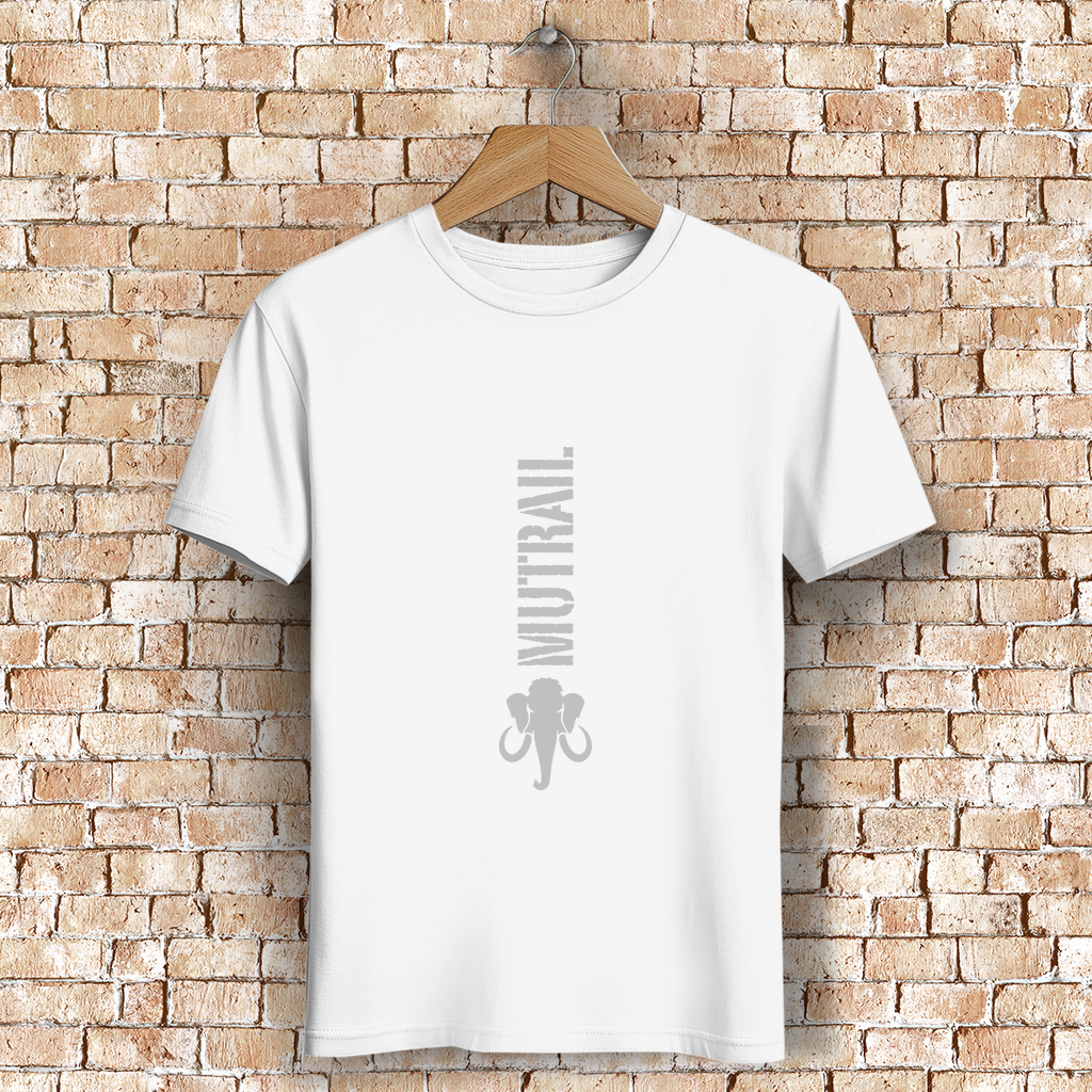 Weißes Herren Premium Bio T-Shirt mit Mammut-Logo von MUTRAIL™