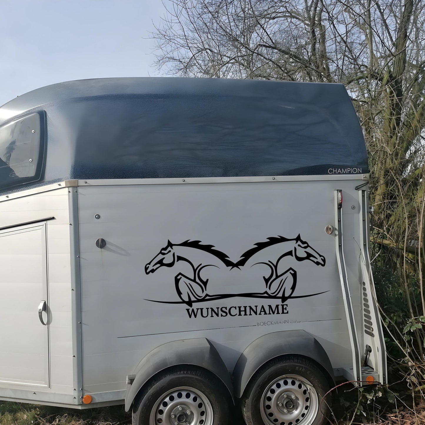 Vinyl Aufkleber mit Springpferden und Wunschname – Pferdeanhänger Dekor