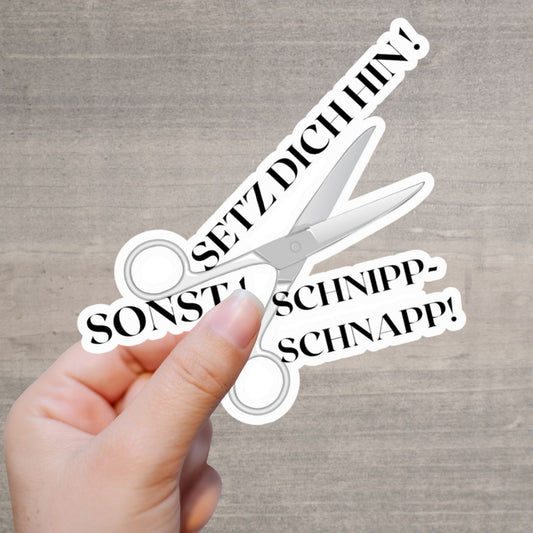 Toiletten Aufkleber mit Schere und Spruch „Setz dich hin – sonst schnipp-schnapp!“ als Vinyl Sticker für WC-Deckel oder Tür
