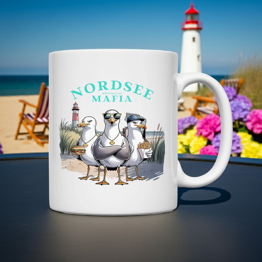 Nordsee Mafia Keramiktasse mit Comic-Möwen und Leuchtturm, 330 ml, weiß glänzend