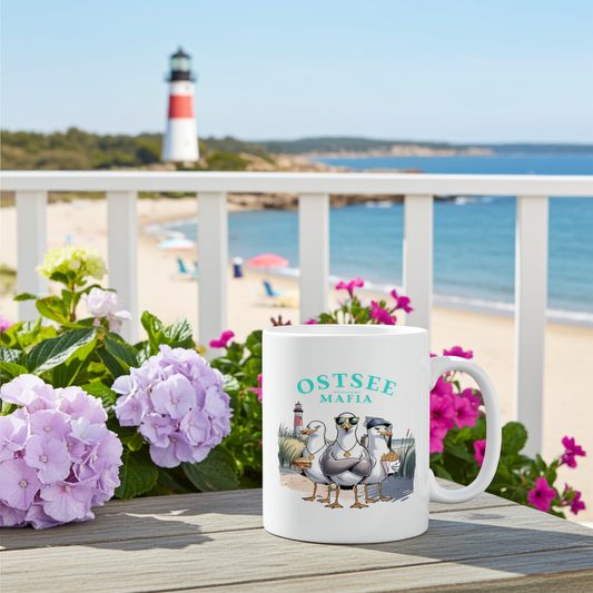 Ostsee Mafia Keramiktasse 330 ml mit Comic-Möwen und Leuchtturm, weiß glänzend