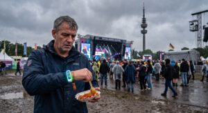 Komprimierte Ekstase am Florianturm – Oder: Warum ein 15-Stunden-Festival im Dortmunder Westfalenpark die logische Konsequenz der ruhrgebietstypischen Erschöpfung ist.